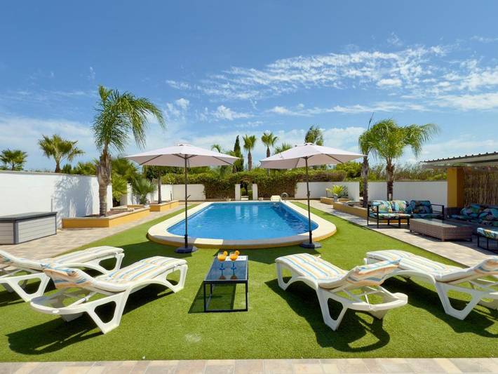 Casa rural para 10 personas, con jardín además de piscina y vistas en Catral