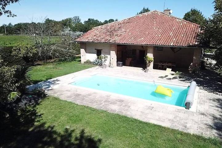 Location de vacances pour 10 personnes, avec jardin, animaux acceptés à Saint-Étienne-de-Tulmont