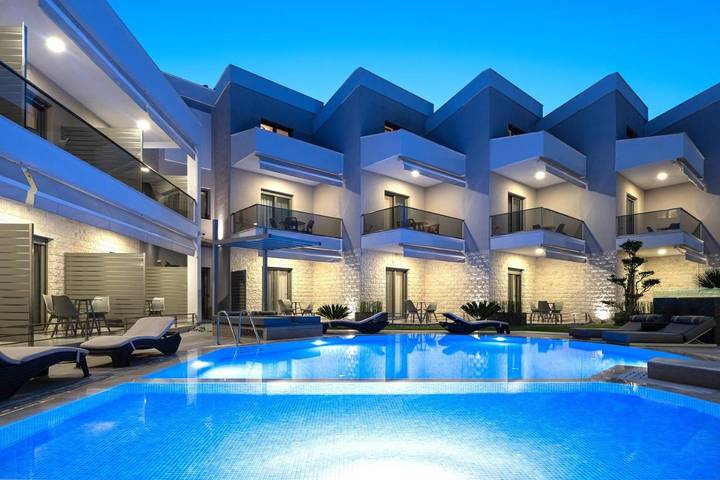 Ferienwohnung für 3 Personen, mit Garten und Pool sowie Ausblick, kinderfreundlich