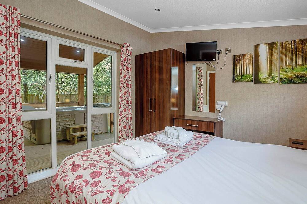 Cosy log cabin with one double. in Alton Towers, Staffordshire