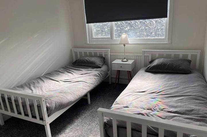 Home near Luton Airport/Town/Train, Sleeps 6/Free Parking/Free WiFi and Netflix in Luton, Chiltern Hills