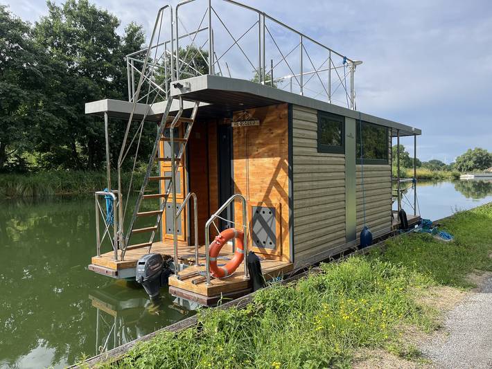Boot 'Bateau Comfortable Sur L'eau' mit gemeinsamer Terrasse in Vadencourt, Aisne