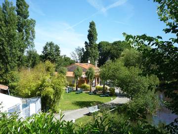 Gîte pour 9 personnes, avec jardin et terrasse ainsi que piscine et vue sur le lac, animaux acceptés dans les Deux-Sèvres