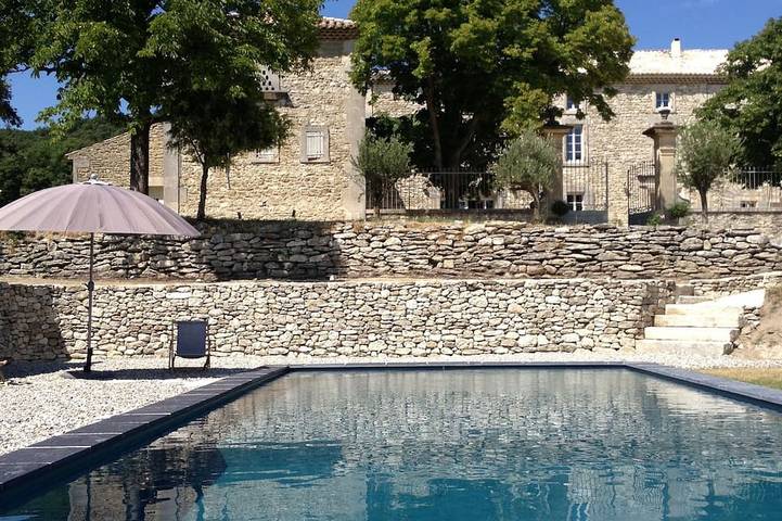 Location de vacances pour 22 personnes, avec Jacuzzi et Terrasse ainsi que Jardin et Sauna à Clansayes