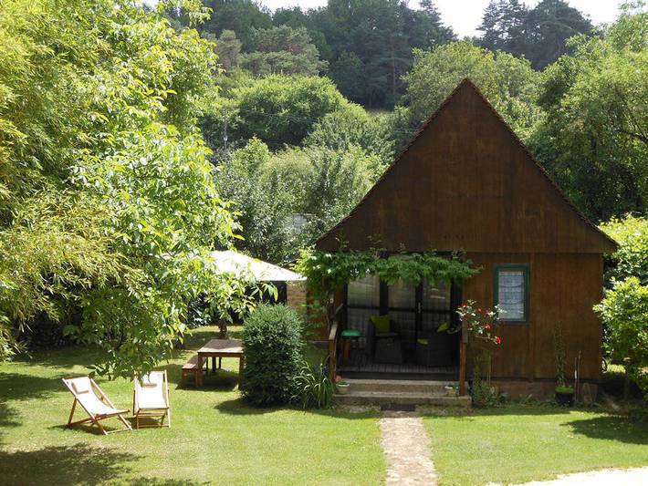 Gîte pour 4 personnes, avec jardin et piscine ainsi que terrasse et jacuzzi à Valojoulx