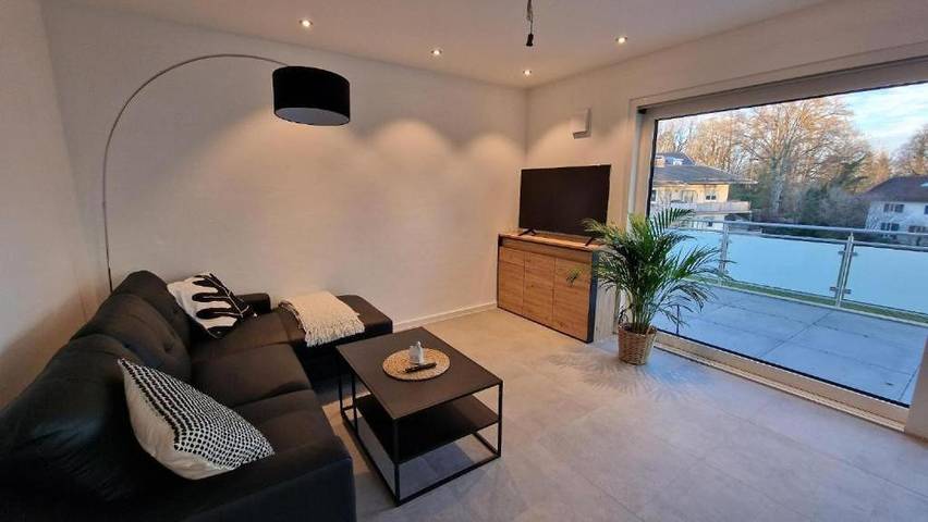 Ferienwohnung für 8 Personen, mit Balkon und Terrasse sowie Garten und Ausblick in Pöcking