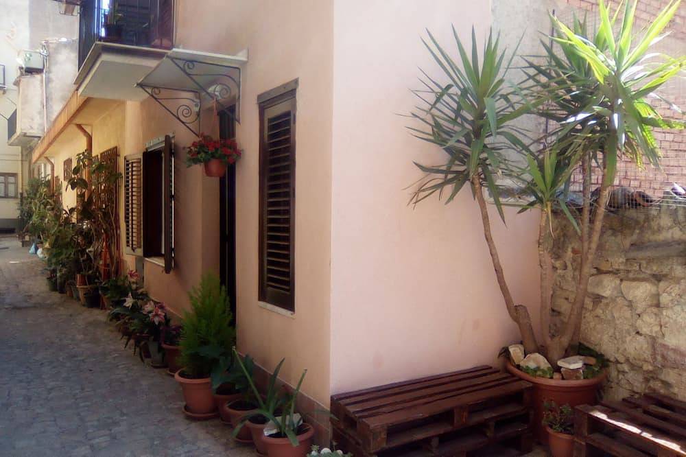Appartamento intero, Il Cortiletto casa vacanze in Castelbuono, Provincia di Palermo