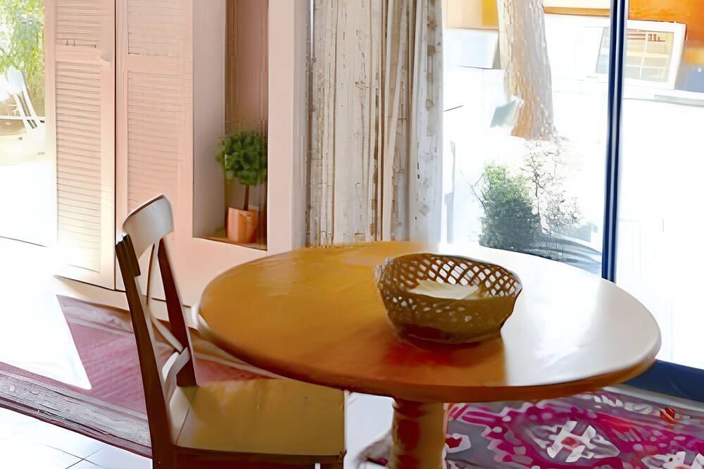 Entire apartment, Homerez - Apartment in Saint-Quentin-la-Poterie. in Saint-Quentin-la-Poterie, Nimes region