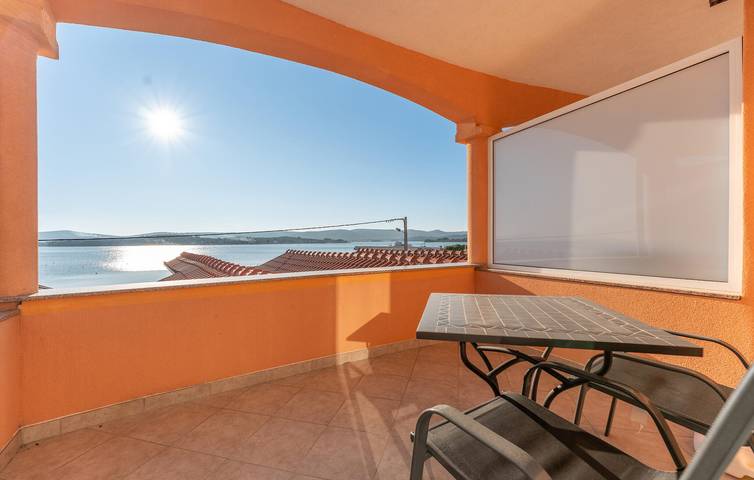 Ganze Ferienwohnung, Gemütliche 1-Zimmer-Wohnung mit Terrasse, 400 m zum Strand und kostenlosen Parkplätzen in Plaža Morovička, Općina Sveti Filip i Jakov