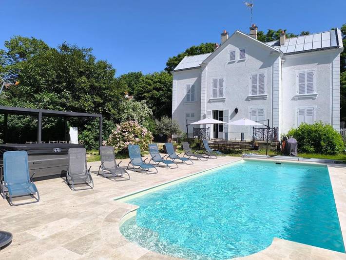 Maison d’hôte pour 4 personnes, avec Jacuzzi et Terrasse ainsi que Jardin et Piscine dans Essonne