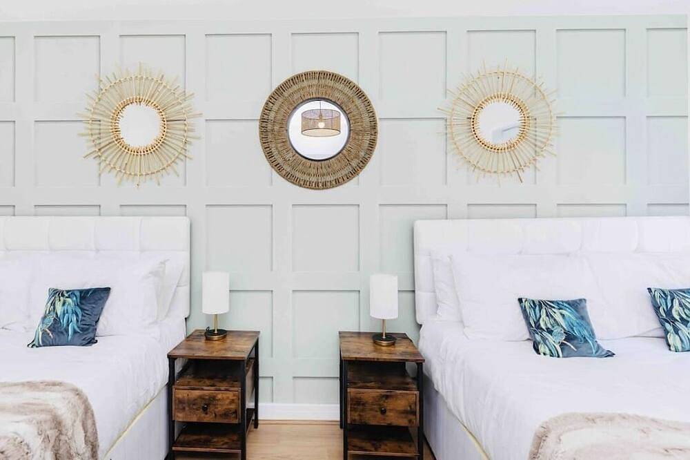 Luxury Seaway sleeps 12, playroom/xbox/hot tub/private chef in Barton on Sea, Hampshire