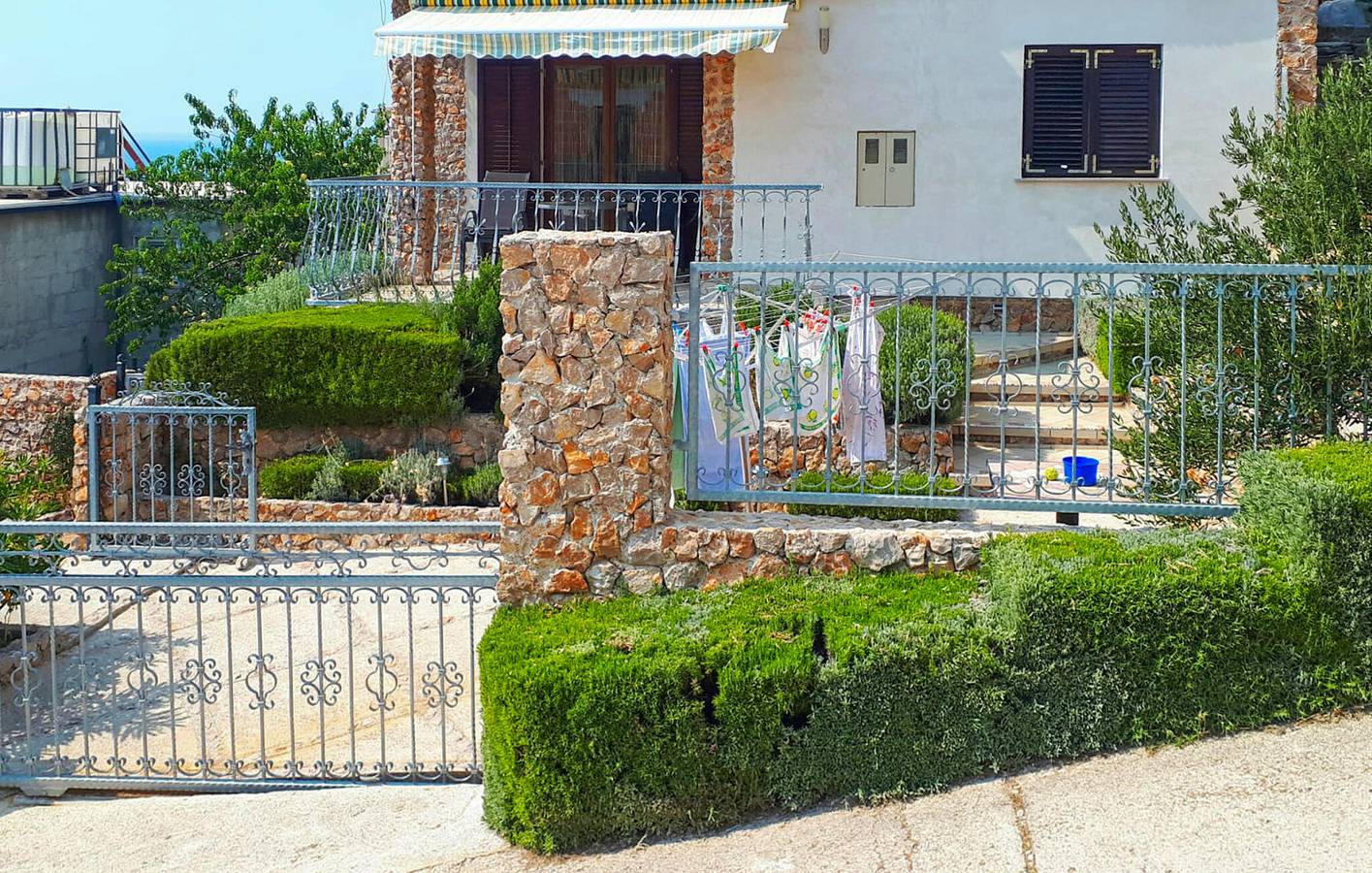 Appartement de vacances entier, Appartement confortable avec terrasse et vue sur la mer, à 2,5 km de la plage in Starigrad Paklenica, Starigrad
