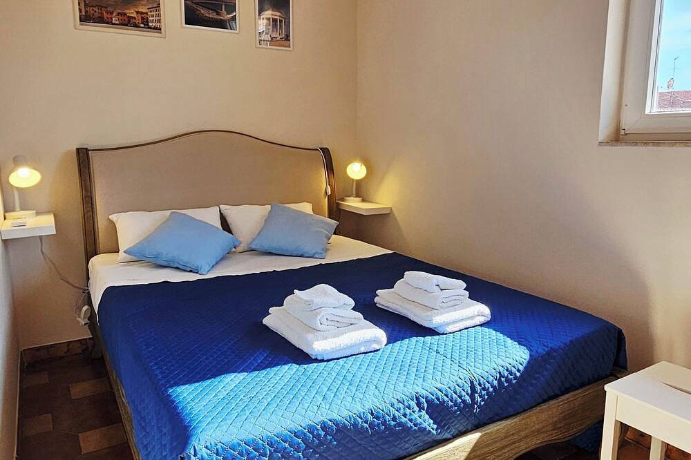 Ganze Wohnung, Attic room a stone's throw from the harbor. Private parking. in Livorno, Etruskische Küste