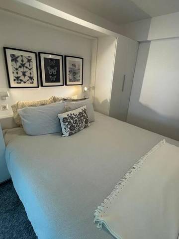 Gîte pour 2 personnes, avec piscine ainsi que jardin et balcon dans Anavissos