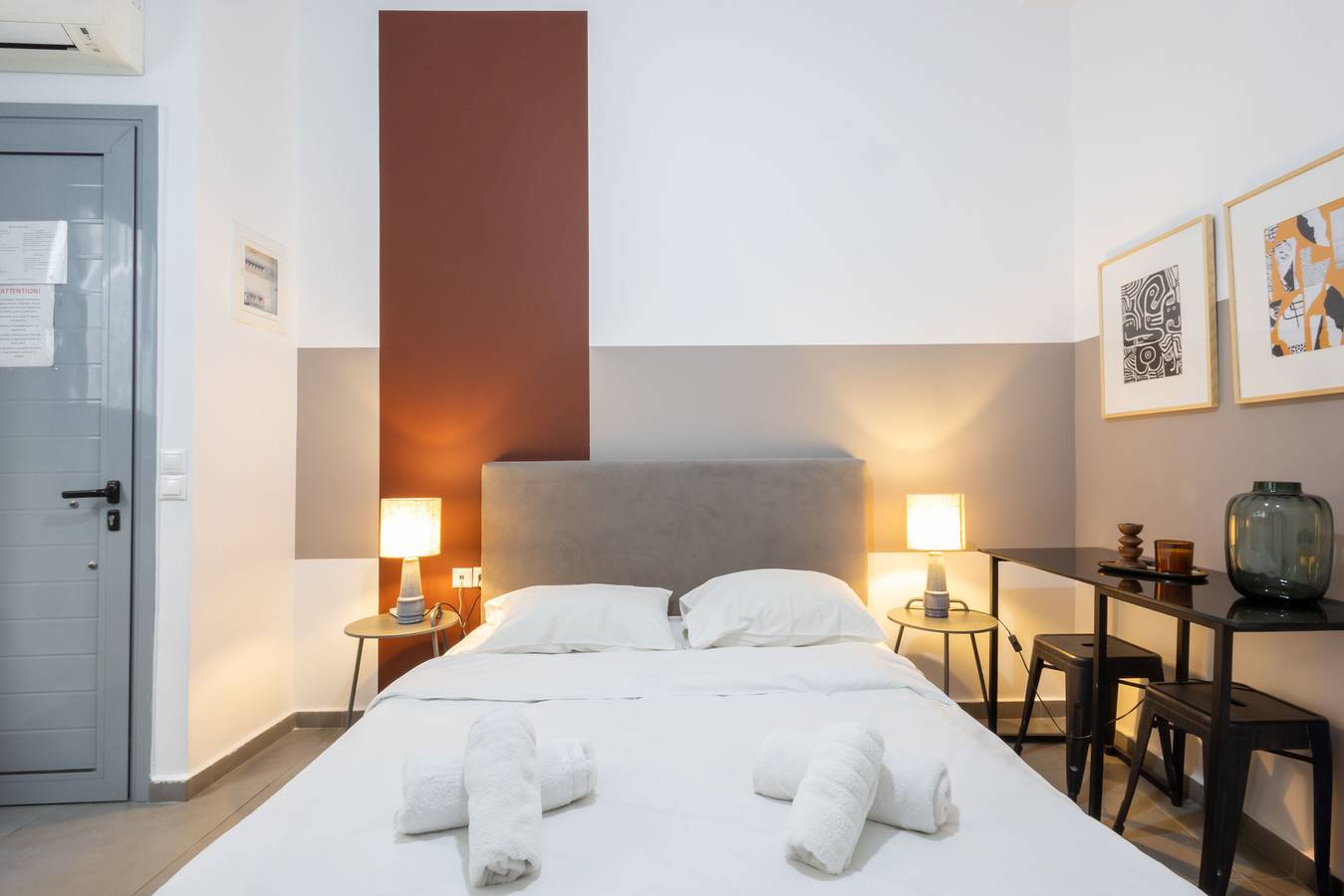 Renovated (2025) 4 Bdr House near Acropolis - New Beds, Terrace & Green Yard in Neos Kosmos, Atenas