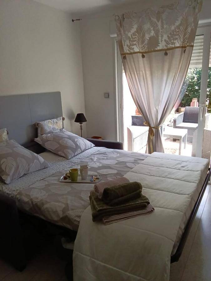 Gîte pour 2 personnes, avec piscine et terrasse à Genas - 3