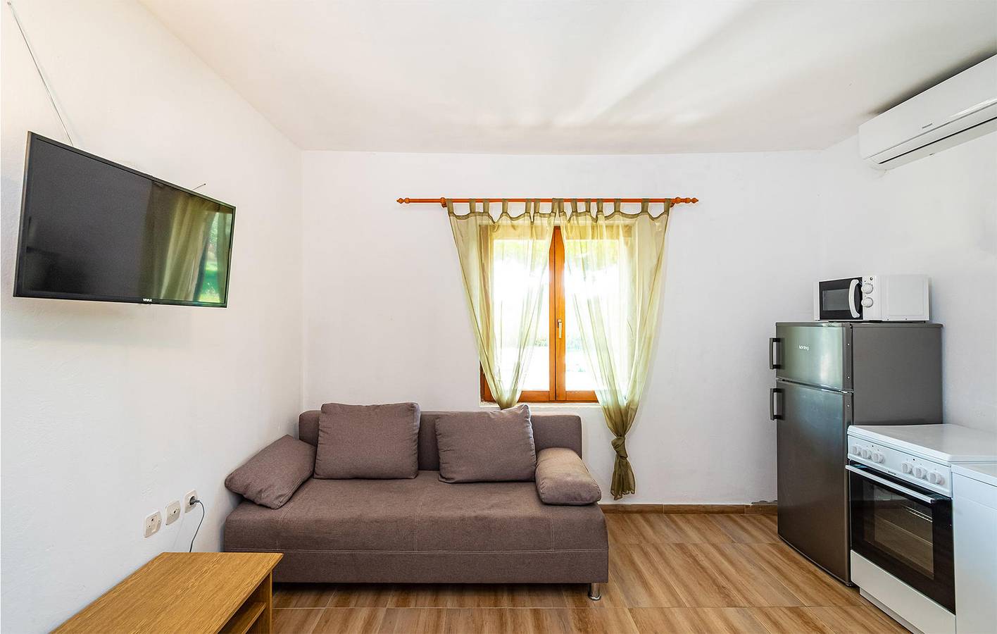 Reizende 1-Zimmer-Ferienwohnung mit Pool, Terrasse und WLAN in Grad Benkovac, Zadar