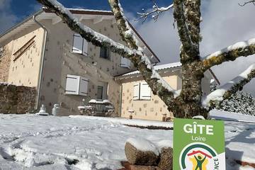 Gîte pour 4 personnes, avec jardin à Saint-Priest-la-Prugne