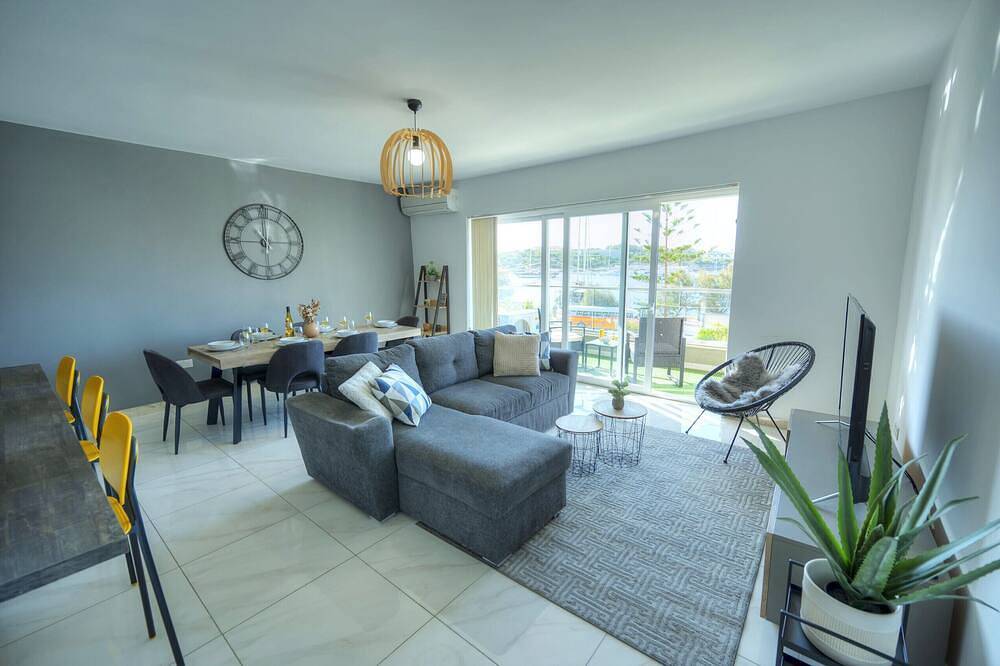 Geheel appartement, Spacious seafront 3 bedrooms - balcony Goslm-7 in Sliema, Malta