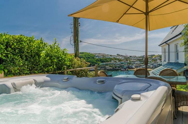 Villa with pool for 16 people, with Balcony and Hot tub as well as Terrace and Garden in Cornwall