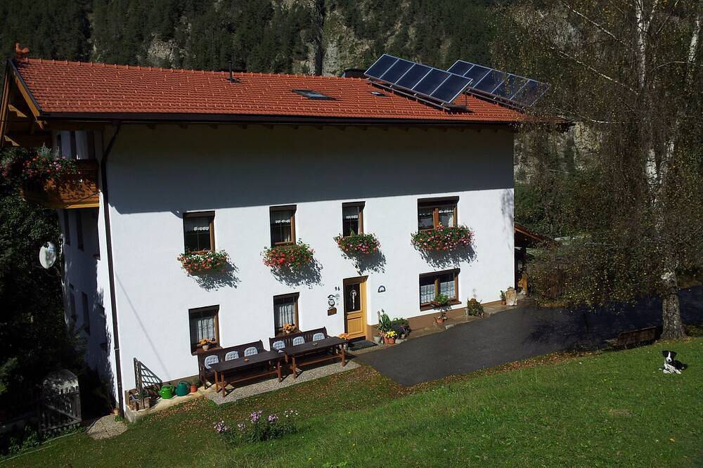 Ferienhaus mit Tieren und Kräutern in gesunder Natur in Glockturmkamm, Ried im Oberinntal