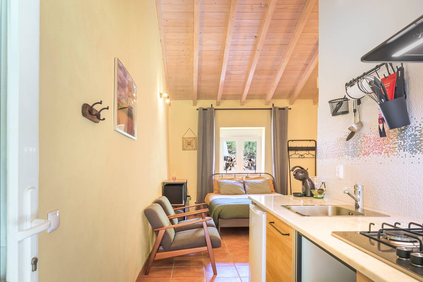 Apartamento inteiro, Apartamento 'Sunny' com vista para a montanha, piscina partilhada e Wi-Fi in Relíquias, Alentejo Litoral
