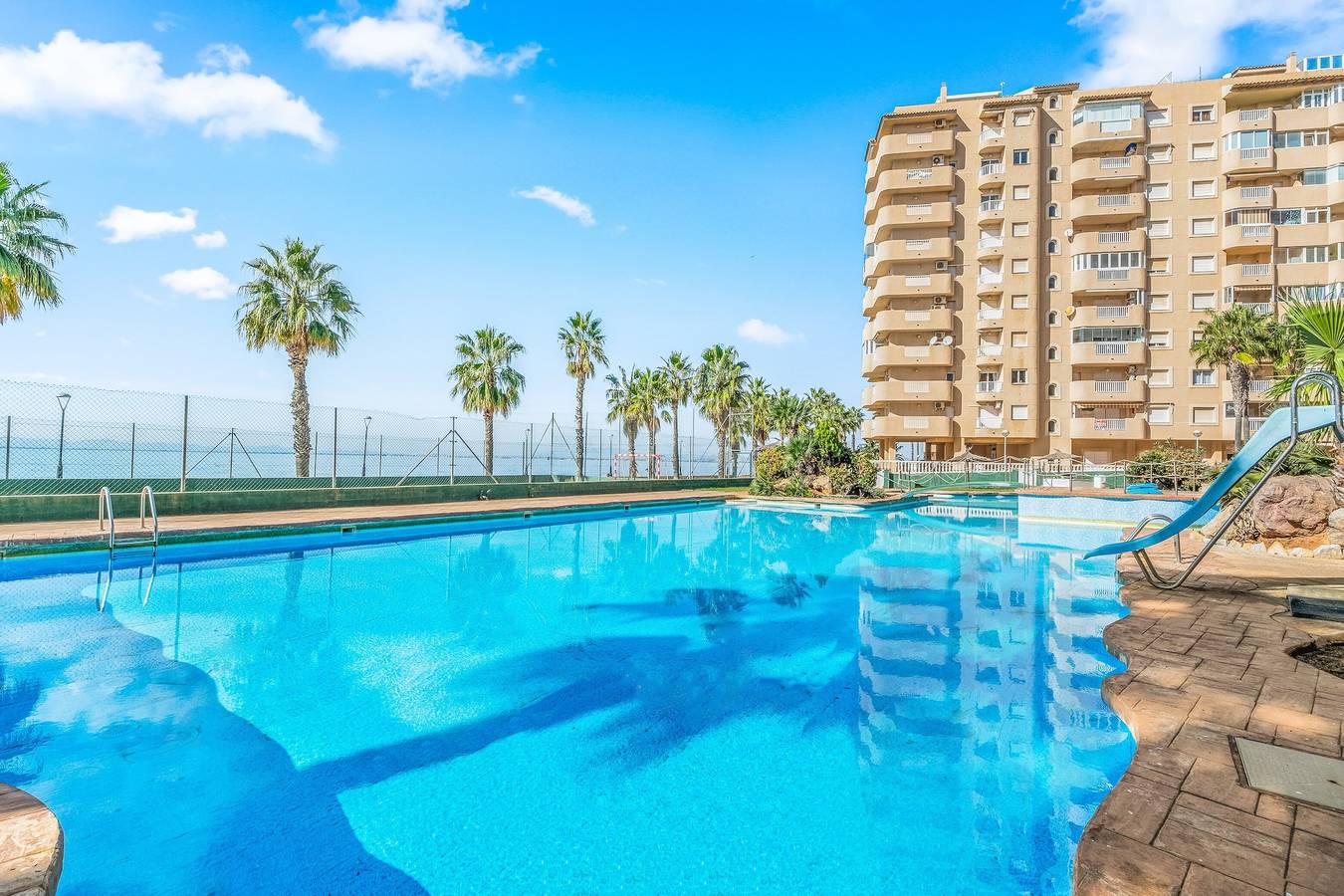 Apartamento entero, Apartamento 'Puerto Playa' con vistas al mar, piscina compartida y Wi-Fi in Los Miradores del Puerto, San Javier