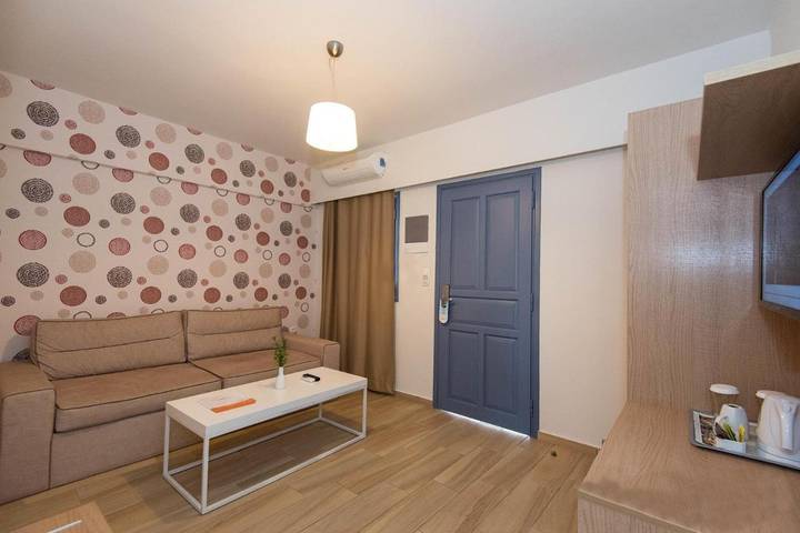 Station pour 4 personnes, avec vue et bassin pour enfant ainsi que jardin et piscine dans Malia - 3