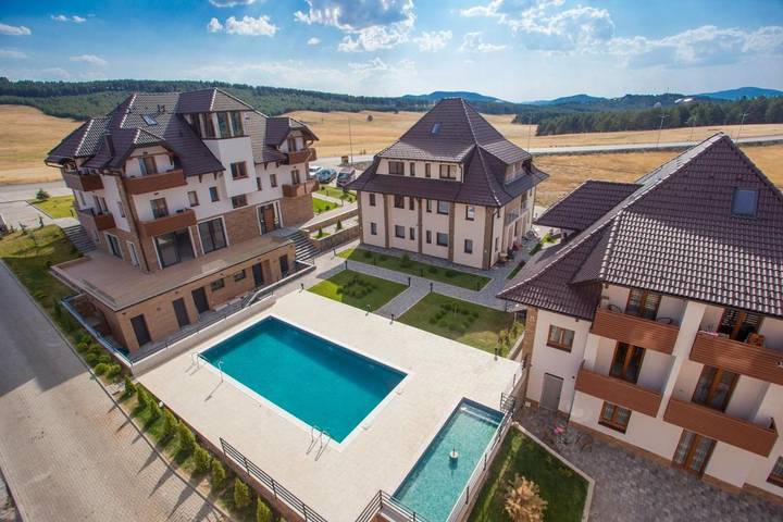 Ferienwohnung für 3 Personen, mit Balkon und Terrasse sowie Garten und Pool in Zlatibor
