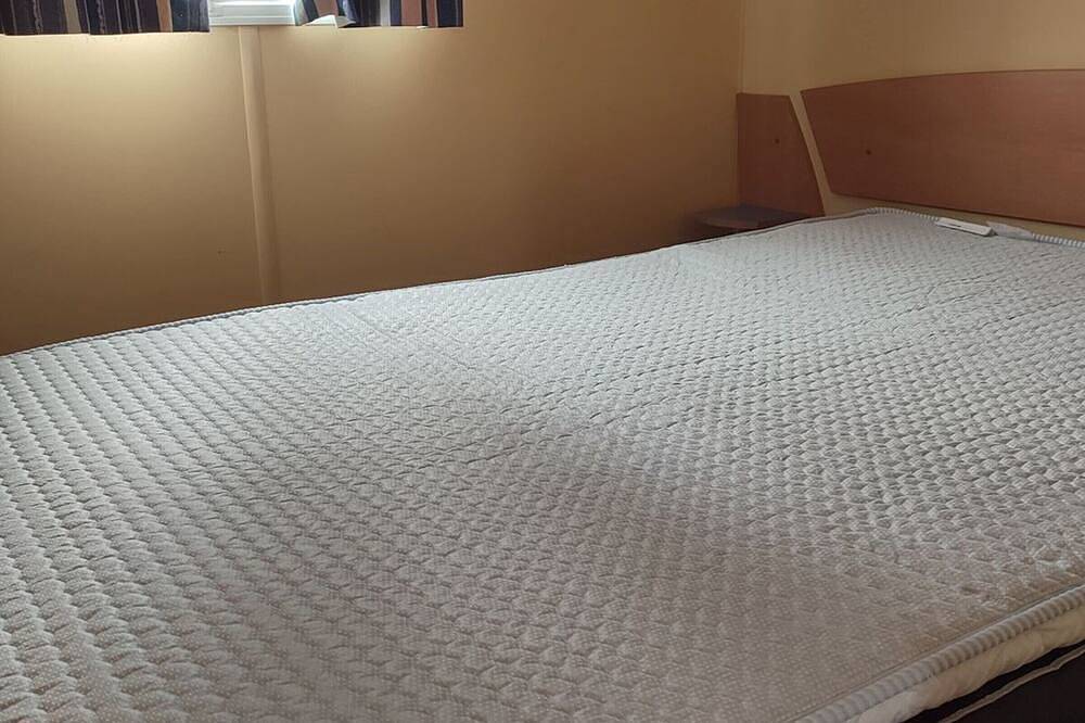 Comfortable mobile home, wheelchair access - 4 guests in La Tour-d'Auvergne, Volcans d'Auvergne Regional Nature Park