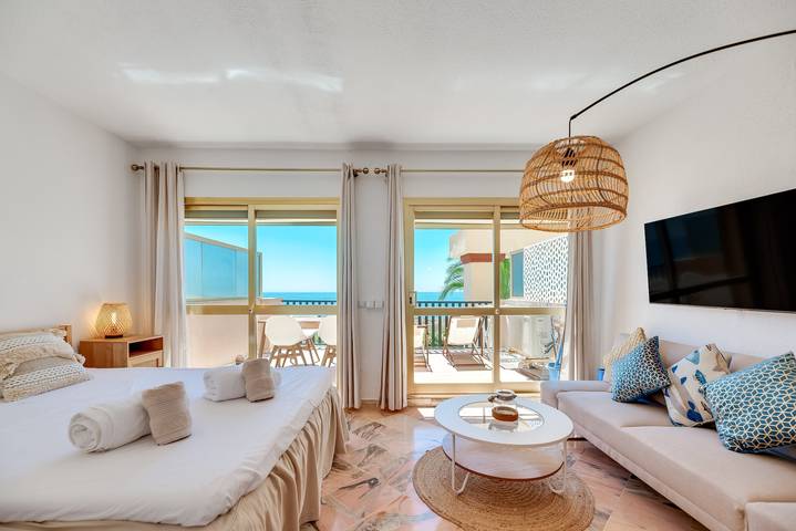 Entire apartment, Apartment 'Sea Front Beach Studio' with Sea View, Wi-Fi and Air Conditioning in Don Carlos Elviria, Marbella