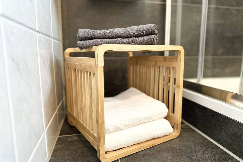 Ganze Wohnung, Exklusives 2-Raum Apartment Pfahlbauten 2 mit 2 Balkonen und 2 Smart Tv in Uhldingen-Mühlhofen, Region Bodensee-Oberschwaben