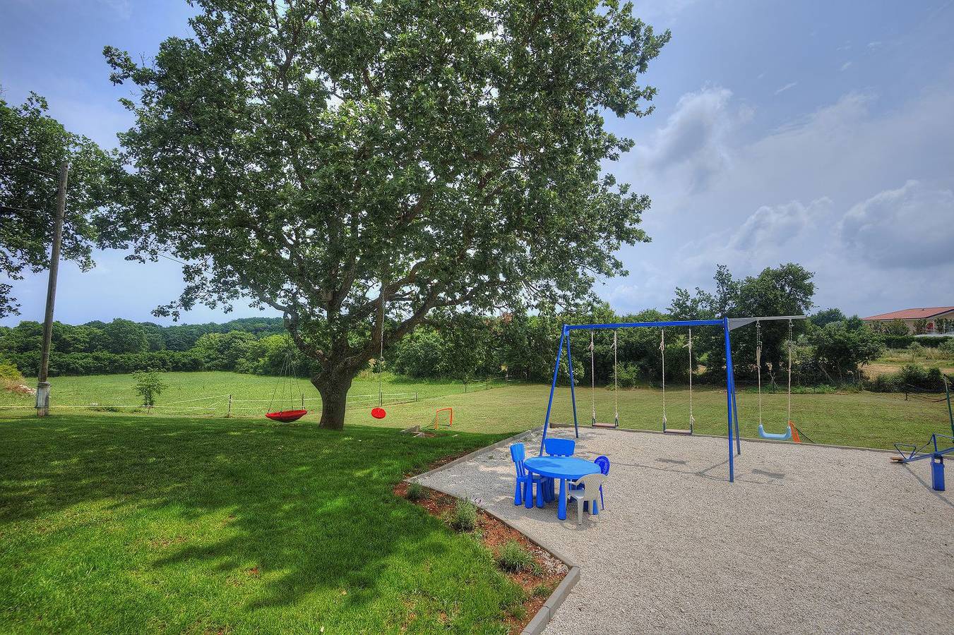 Ganze Wohnung, Besonderes Apartment mit großem Garten, Spielbereich, Babybett, Grill auf 6000m2 Grundstück in Valtura, Südküste Istrien