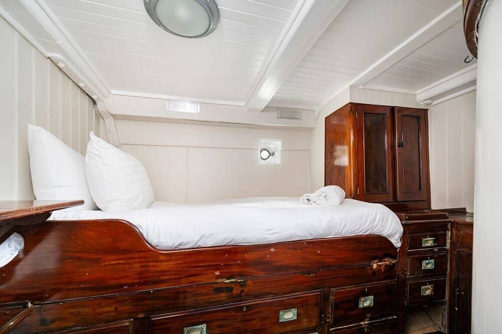 Entire apartment, Lorna, Houseboat , West Mersea in Mersea Island, Colchester