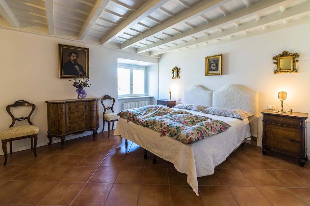 Entire apartment, Elegant, confortable flat in historical house, in the heart of Città Alta in Bergamo, Bergamo Province