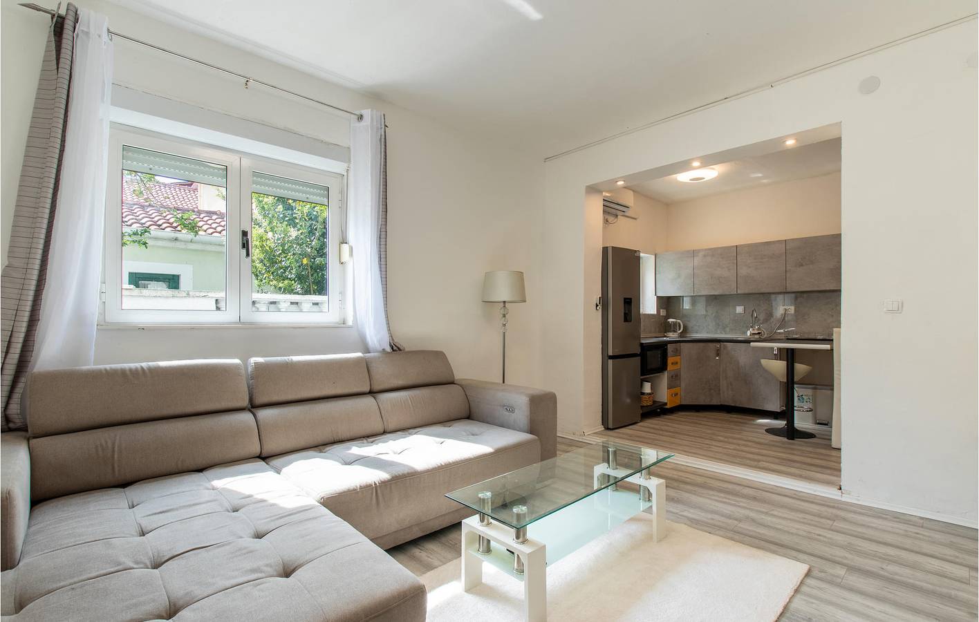 Ganze Ferienwohnung, Gemütliche 2-Zimmer-Wohnung mit Pool, WLAN und Zugang zum Strand (600 m entfernt) in Zadar Stadt, Zadar (Kommun)