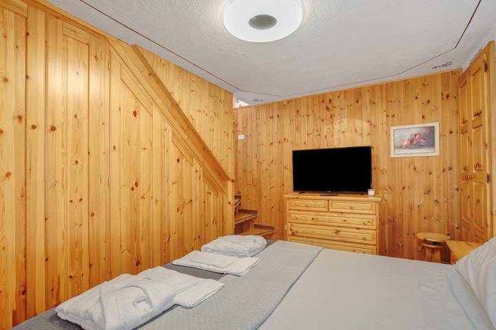 Entire apartment, Apartment 'Ma Petite Maison' with Mountain View and Balcony in Comune di Sarre, Wallisian Alps