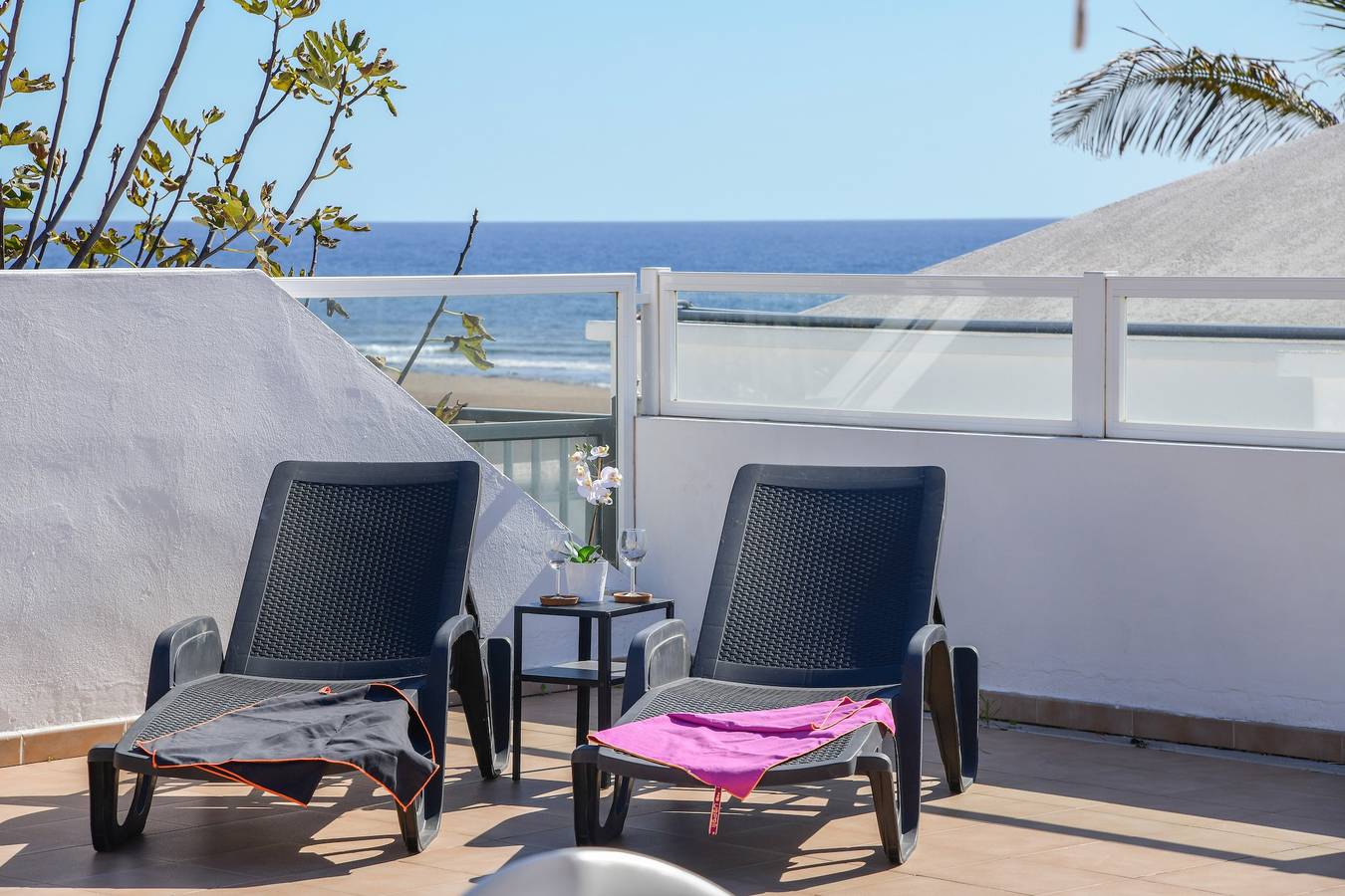 Appartement entier, Appartement de front de mer "Casa Conchita" avec vue sur la mer, piscine et terrasse partagées in Playa Honda, Arrecife