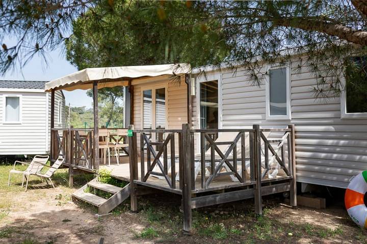 Camping voor 6 personen, with balkon/terras and uitzicht op het meer as well as terras in Le Muy