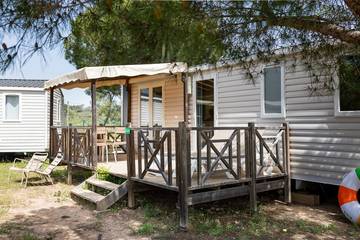 Caravane pour 6 personnes, avec balcon/terrasse ainsi que vue sur le lac et terrasse à Le Muy