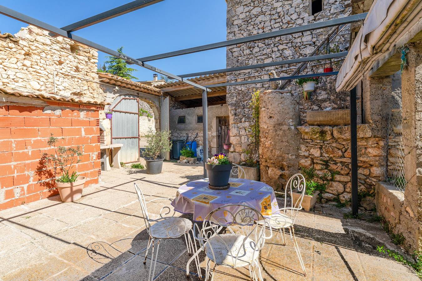 Entire apartment, L atelier de raymond in Verfeuil, Nimes region