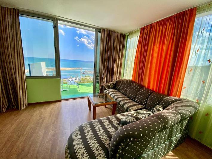 Maison d’hôte pour 10 personnes, avec piscine et vue ainsi que balcon et bassin pour enfant, adapté aux familles