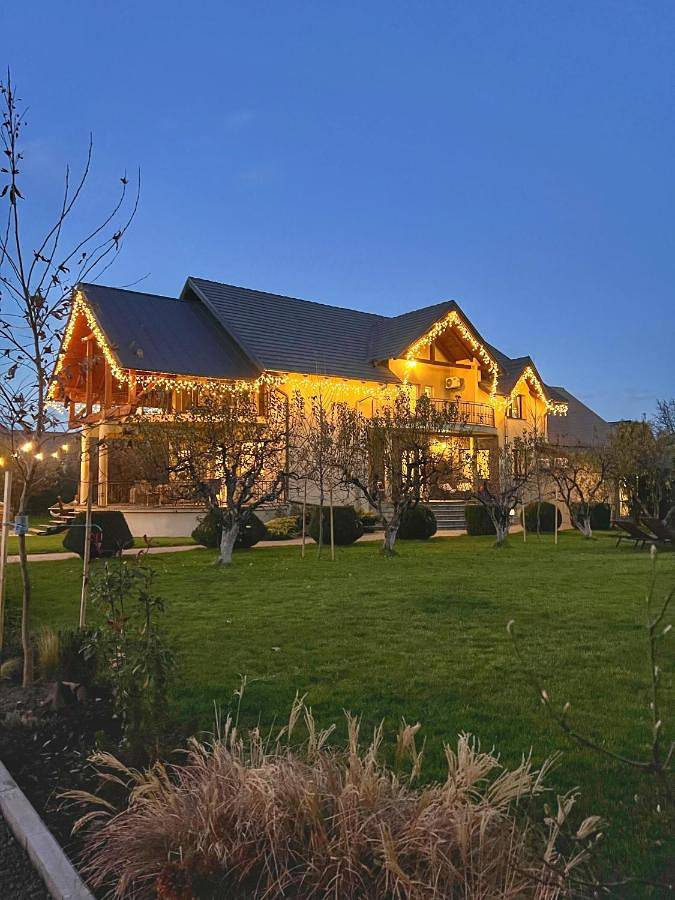 Maison d’hôte pour 10 personnes, avec piscine ainsi que jardin et jacuzzi à Brașov - 4