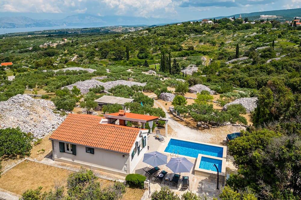 Nice little house with 2 pools (heated) and sea view in Škrip, Brac