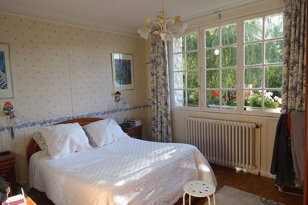 Villa 160m2, covered swimming pool, land1300m2, near Versailles, St Quentin-en-Y in Neauphle-le-Vieux, Yvelines