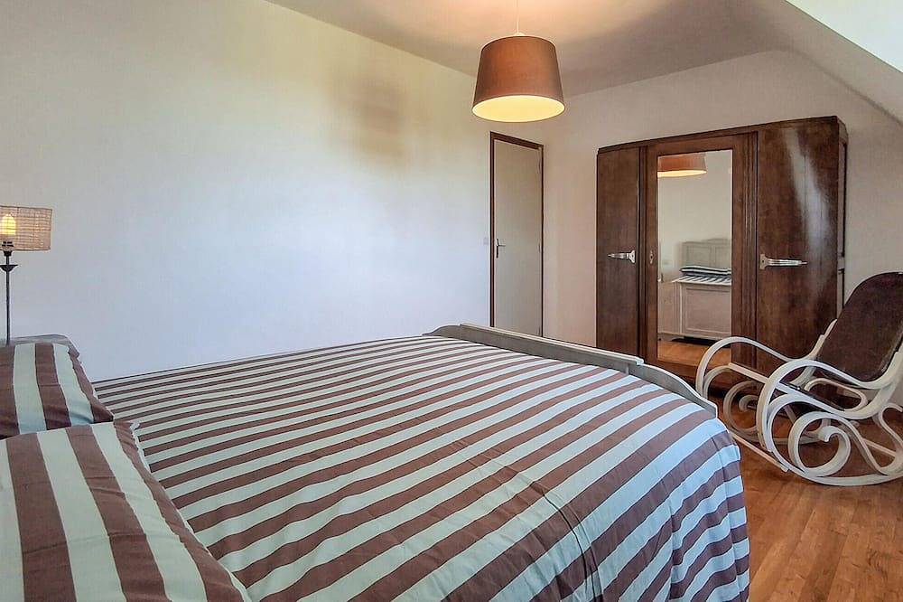 4 bedroom stunning home in Plouigneau in Plouigneau, Ceinture Dorée
