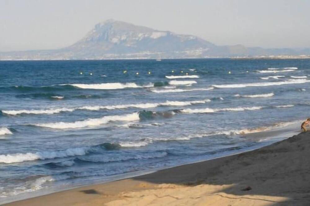 Entire apartment, Piles - Apartment - Sleeps 7 - Parking - Seafront in Piles, Costa de Valencia