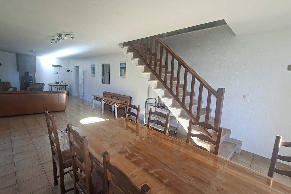 Gîte sleeps 20 with swimming pool and large grounds in Languidic, Region de Lorient