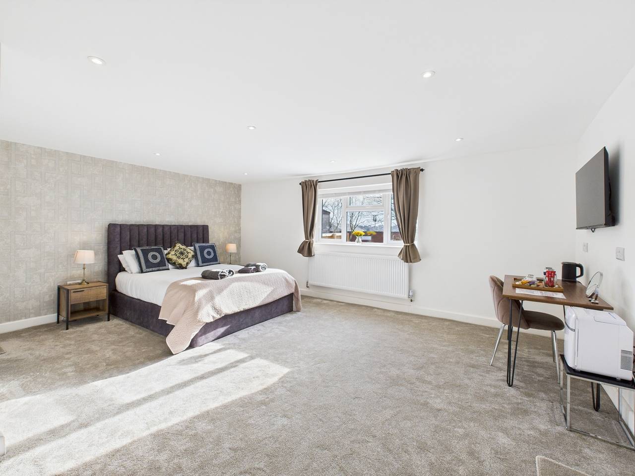 Entire holiday apartment, Central Guest Room - En-Suite, Parking in Birmingham, Birmingham Area