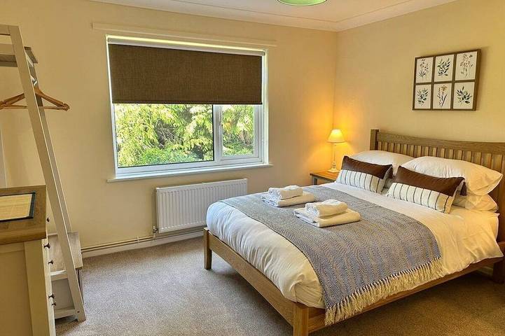 Bungalow-Eigenes Badezimmer-Traditionell-Blick auf die Landschaft in Bransgore, Hampshire